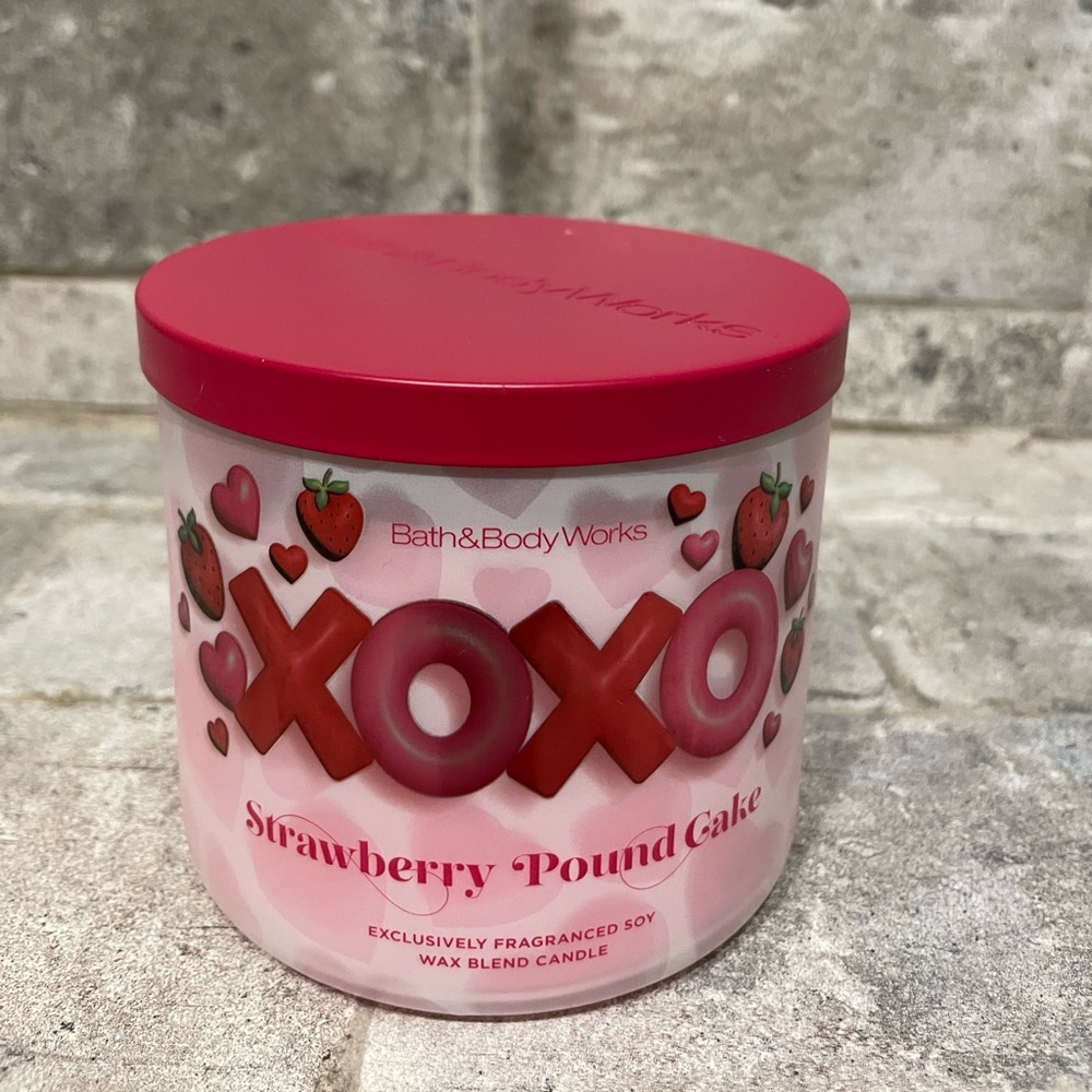 ❤️ BATH & BODY WORKS STRAWBERRY POUND CAKE VALENTINE XOXO - Picture 1 of 3